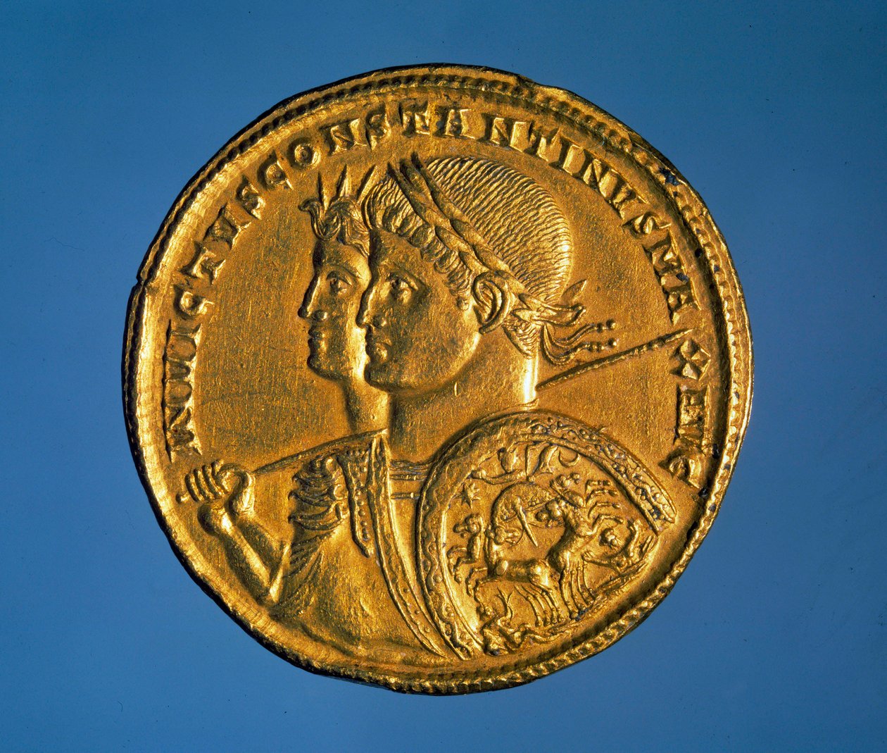 Moeda sólida de ouro com a efígie do Imperador Constantino I o Grande (280-337) de Roman