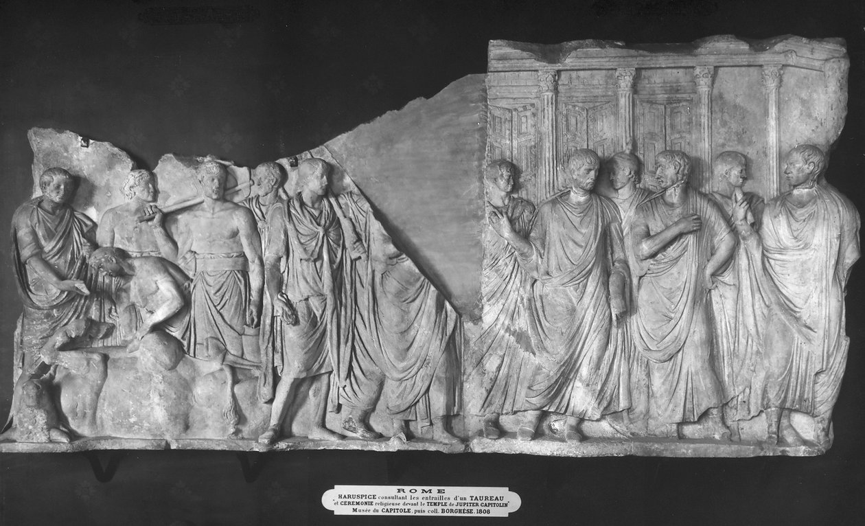 Haruspice consultando as entranhas de um touro e uma procissão de senadores fora do Templo de Júpiter (mármore) (para detalhes ver 261377 amd 261378) de Roman