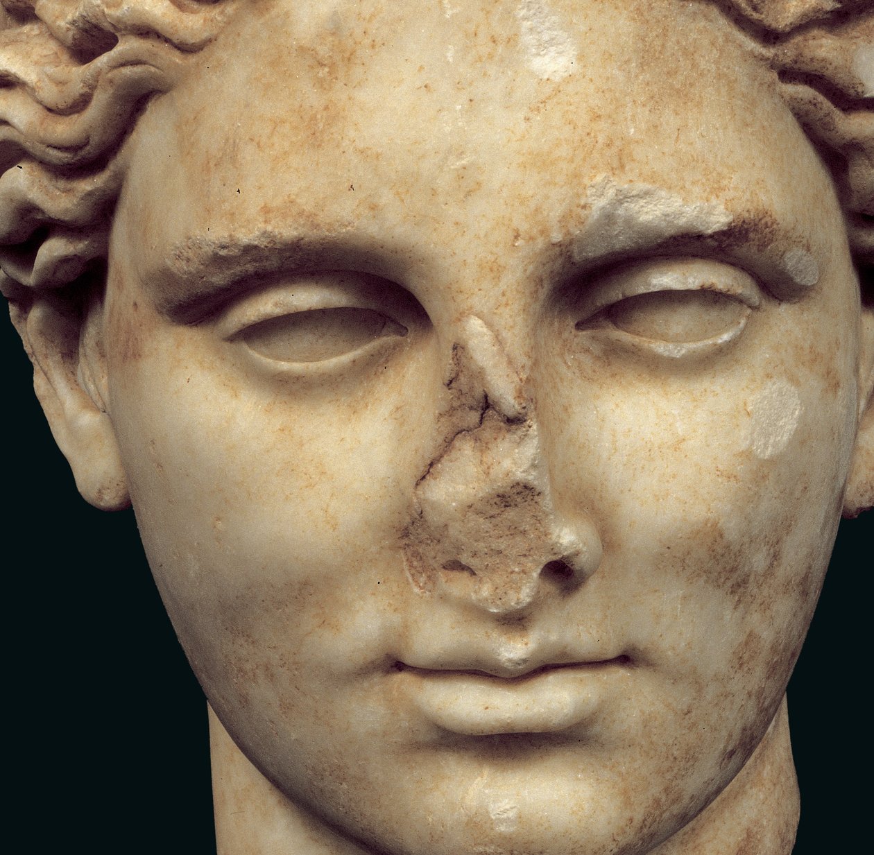 Chefe de Apollo Sauroktonos (o lagarto assassino) cópia de um bronze grego do século IV por Praxiteles, encontrado em Kifissia (mármore) (detalhe de 271957) de Roman
