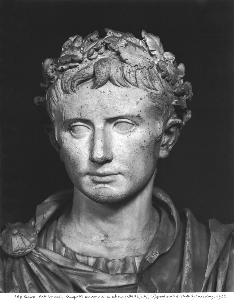 Cabeça do imperador Augusto (63 aC-14 dC) coroada com uma coroa de carvalho (detalhe) de Roman