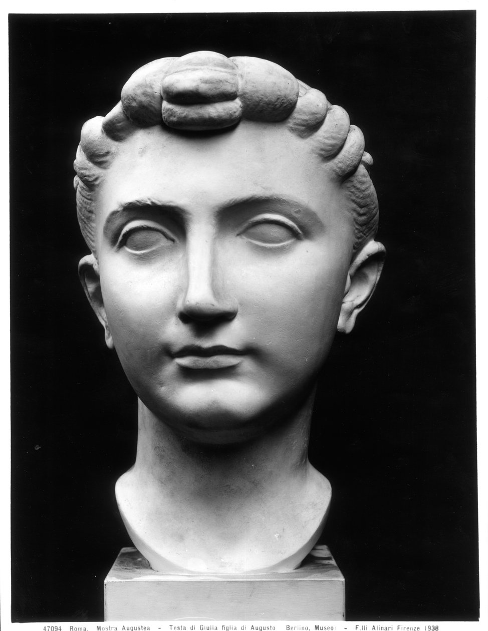 Chefe de Júlia (39BC-14AD), filha de Augusto Imperador (mármore) (foto a p/b) de Roman
