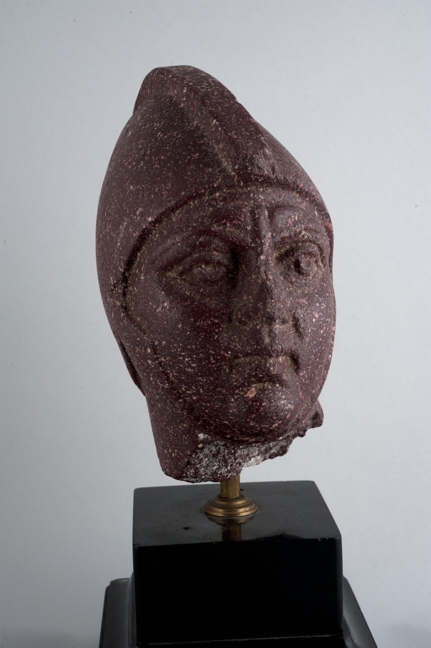 Cabeça de um guerreiro (mármore vermelho) de Roman