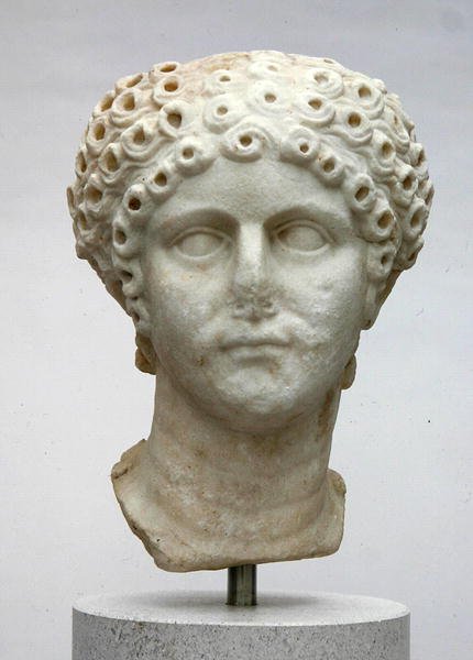 Cabeça de uma mulher, possivelmente Agrippina Minor, c.50 d.C. (mármore) de Roman