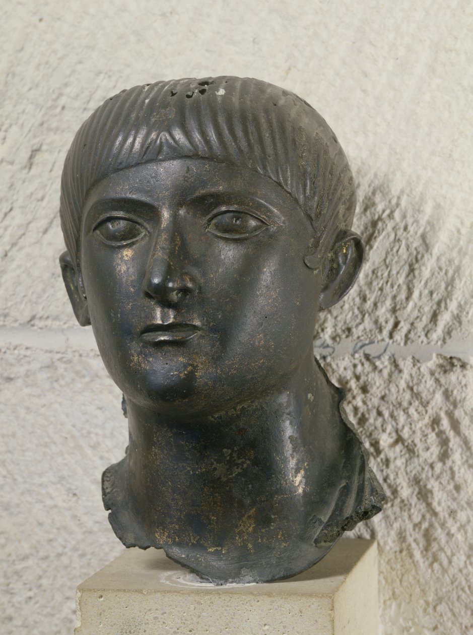 Chefe de um jovem conhecido como "The Young Aquitaine Chief" (bronze) de Roman