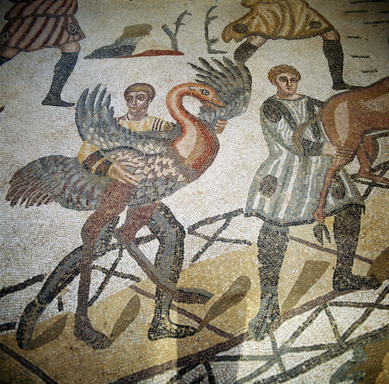 Caçador carregando avestruz em um navio, detalhe do chão da Grande Caça, Villa Romana del Casale Piazza Armerina, Sicília (mosaico) de Roman