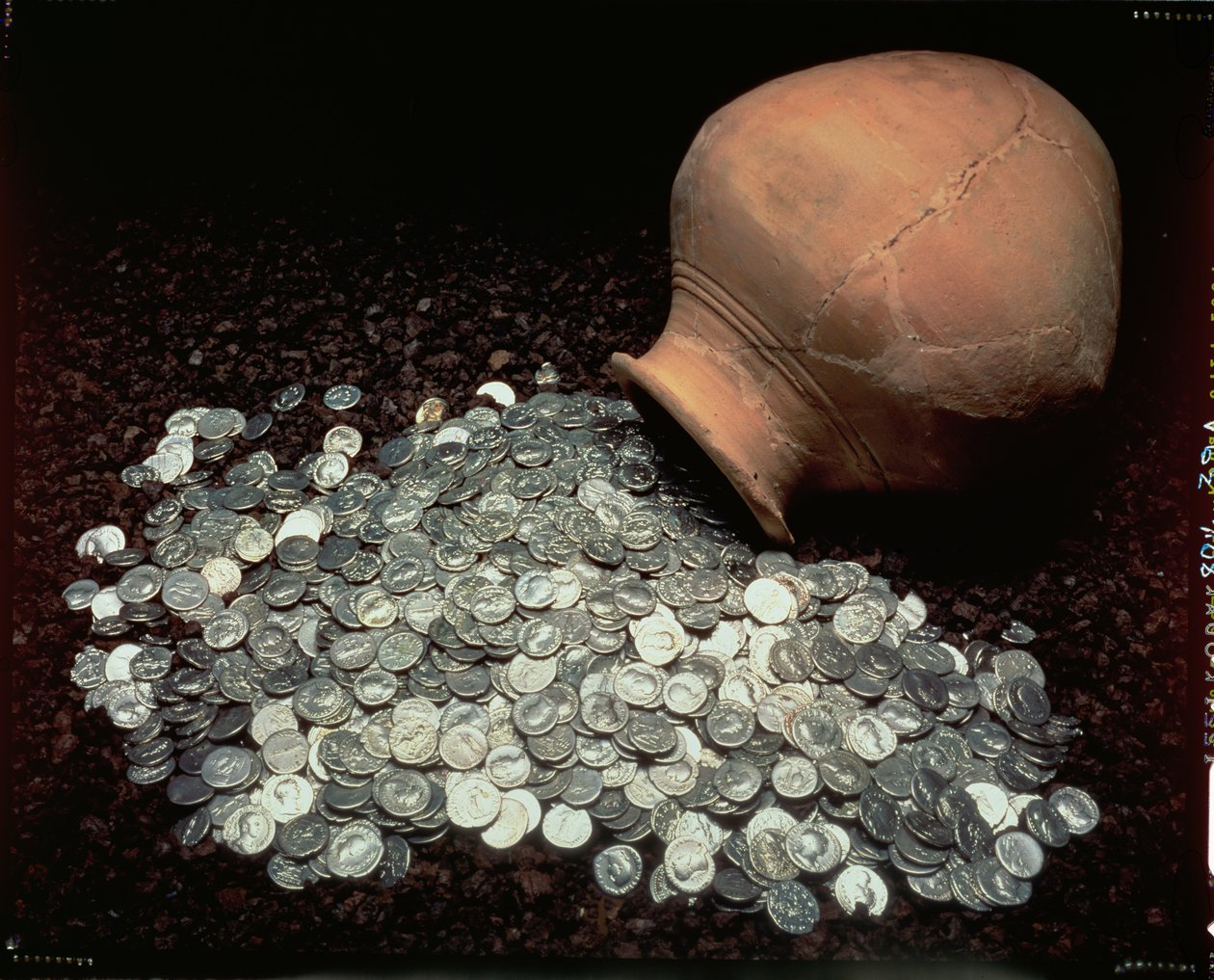 Frasco que continha um arsenal de moedas de prata romana, de Falkirk, meados do século III d.C. de Roman