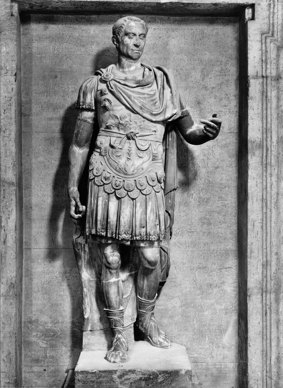 Júlio César (100-44 AC) (mármore) (foto a p/b) de Roman