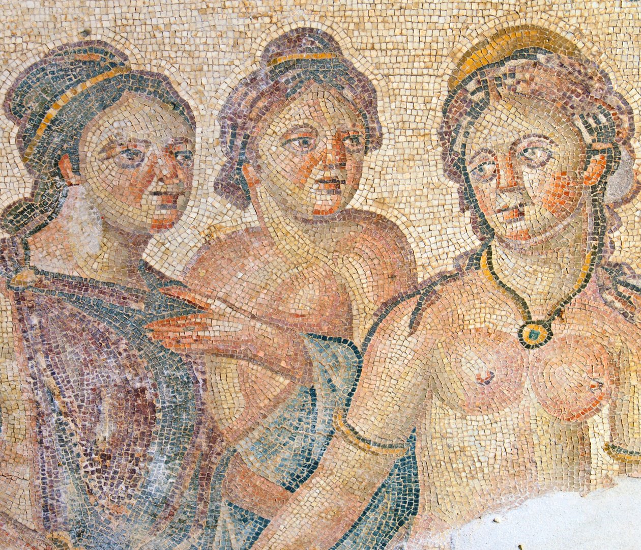 Leda e suas empregadas domésticas, detalhe do mosaico de Leda e Zeus, casa de Aion, Paphos, Chipre (mosaico) de Roman