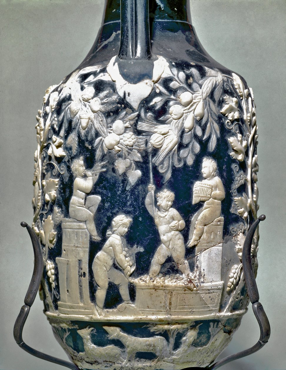 Pequena ânfora chamada vaso azul mostrando eros fazendo a colheita da uva de Roman
