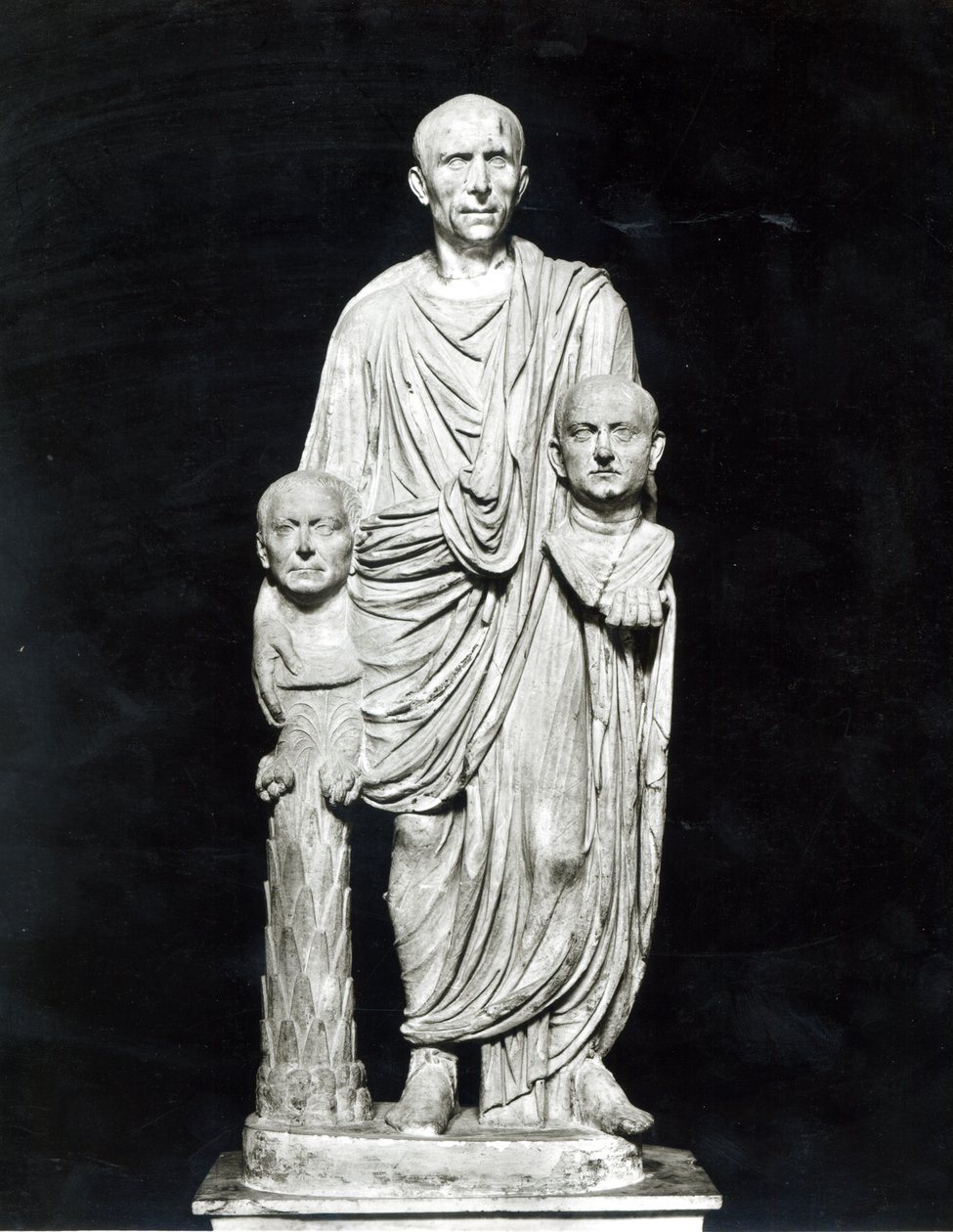 Lucius Junius Brutus segurando bustos de seus antepassados (mármore) (foto a p/b) de Roman