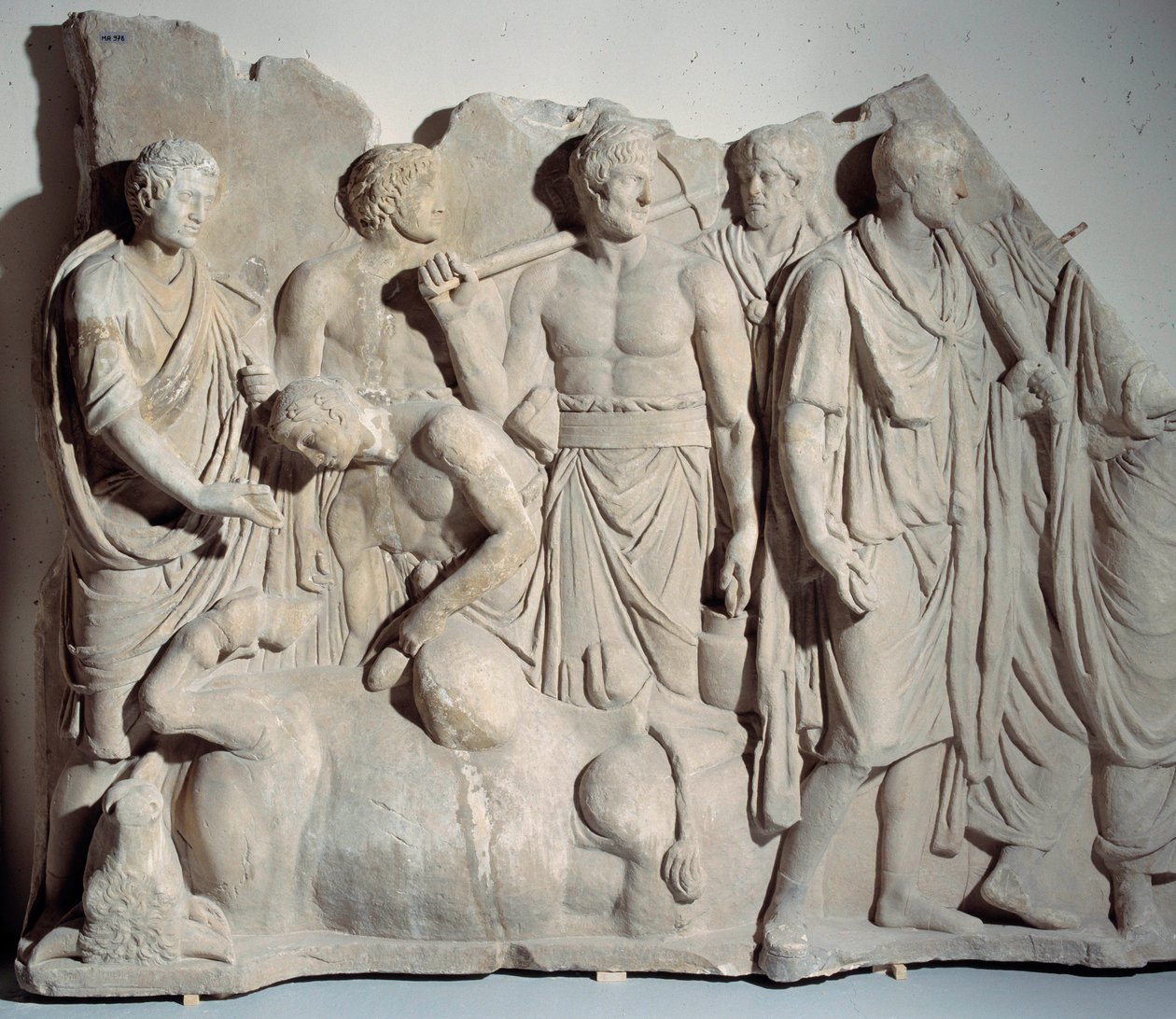 Relevo em mármore do Forum Trajan: cena de haruspice (devin etrusque) consultando as entranhas de um touro com padre e lictores. Dim. 0,6x2 m. cerca de 120 d.C. Paris, Museu do Louvre de Roman
