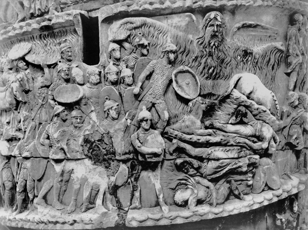 Chuva Milagrosa, detalhe da coluna de Marcus Aurelius, AD 180-196 (mármore) (foto a p/b) de Roman
