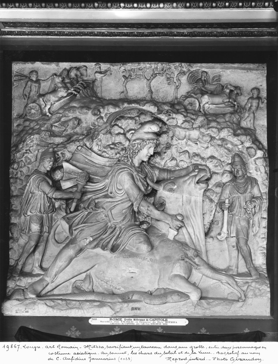 Mithras Sacrifica o Touro numa gruta entre dois personagens em trajes asiáticos, do 2º ao 3º século (mármore) (ver também 19140) de Roman