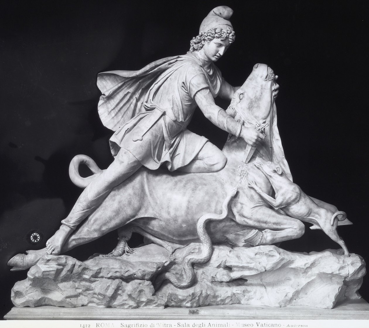 Mithras a matar o touro, a representação do culto mitraico (mármore) de Roman