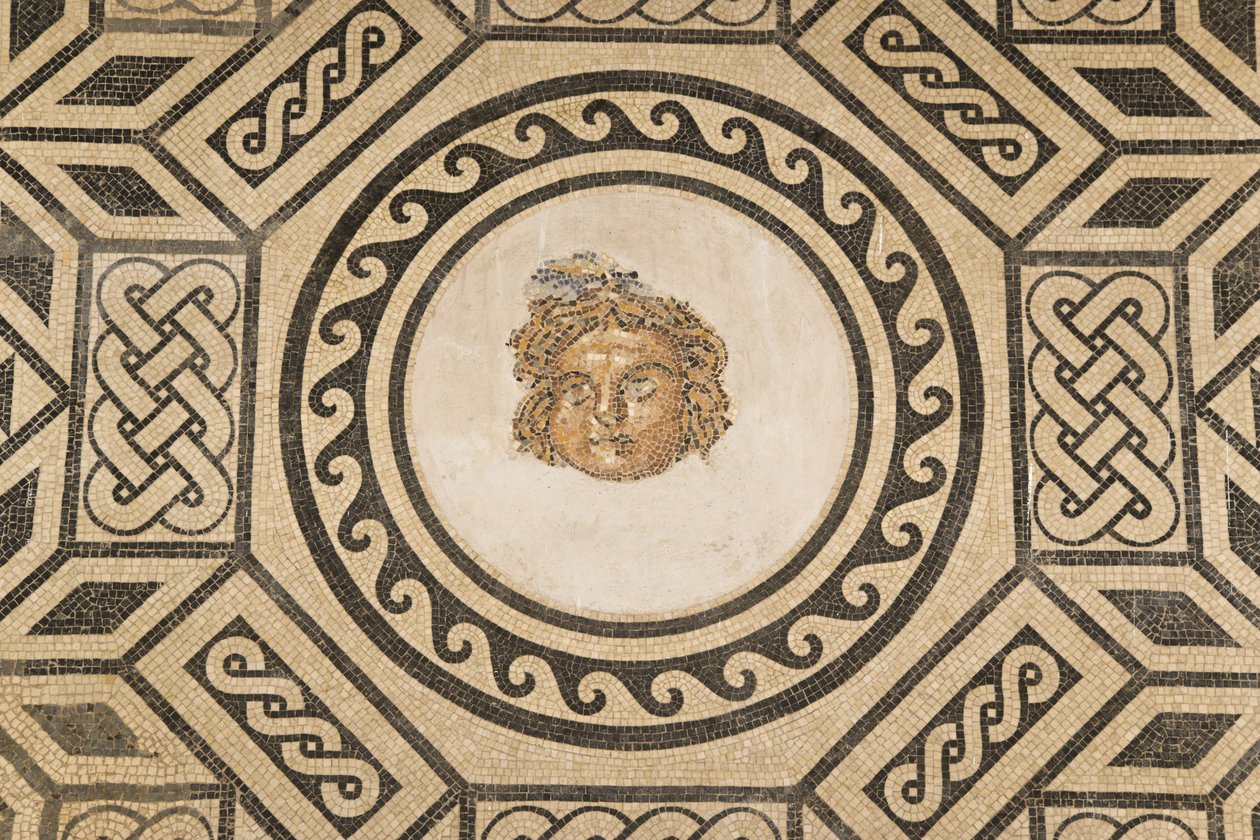 Mosaico da Medusa, no Salão dos Mosaicos no Alcazar dos Reis Cristãos (mosaico) de Roman