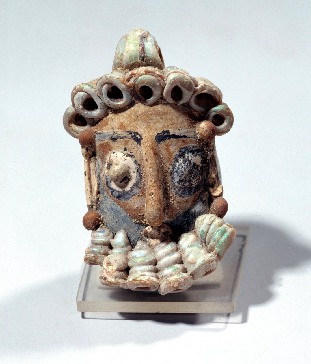 Antiquite oriental: amuleto em forma de cabeça masculina encontrado num túmulo em Cartago. Período púnico, terra envernizada. 400-300 AC. Paris, Museu do Louvre de Roman