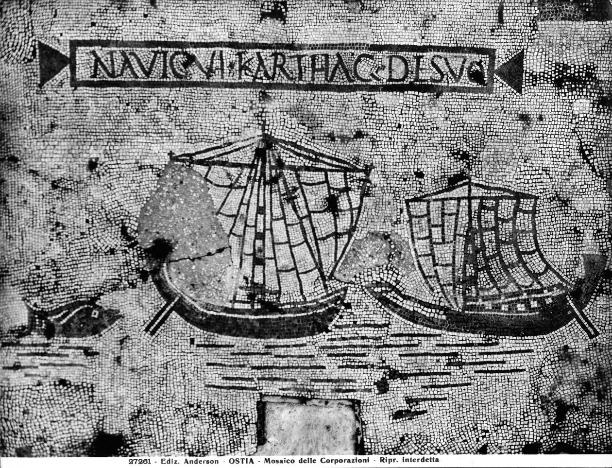 Detalhe do pavimento da Piazzale dell Corporazioni representando uma cena náutica (mosaico) de Roman