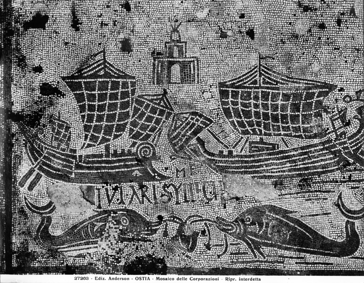 Detalhe do pavimento da Piazzale dell Corporazioni representando uma cena náutica (mosaico) de Roman