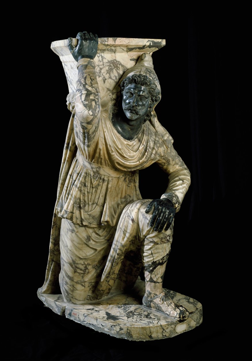 Estátua de servo persa ajoelha-se. Escultura em mármore romano, inspirada na escola de Pérgamo. 170-180 D.C. Dim. 164 cm Museo Archeologico Nazionale, Nápoles de Roman