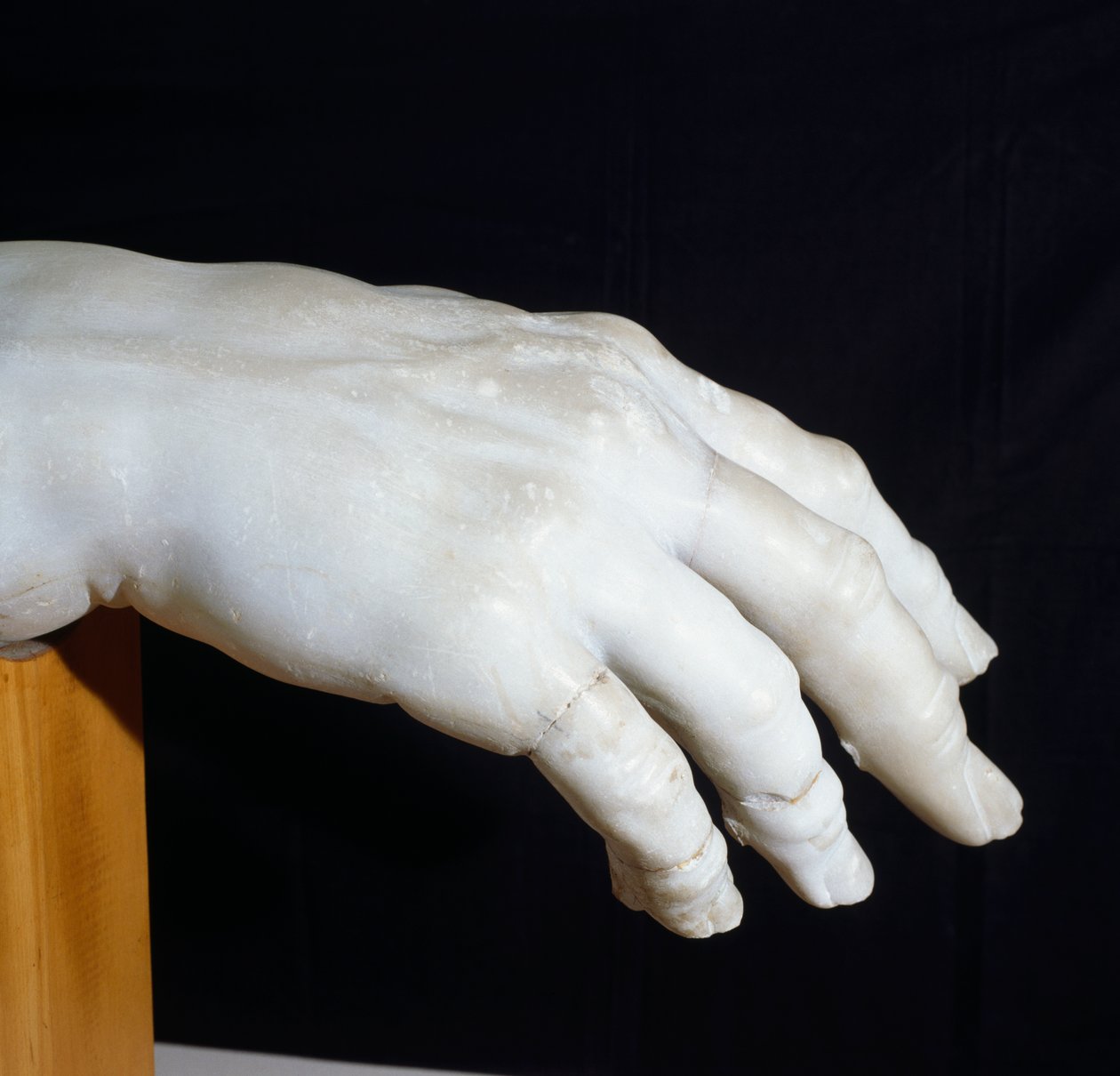 A mão direita de Polifemo, fragmento do Grupo Polifemo, ou Ulisses cegando Polifemo, escultura de mármore de Agesander, Atenodoro e Polidoro, cópia do original do período helenístico, civilização romana de Roman