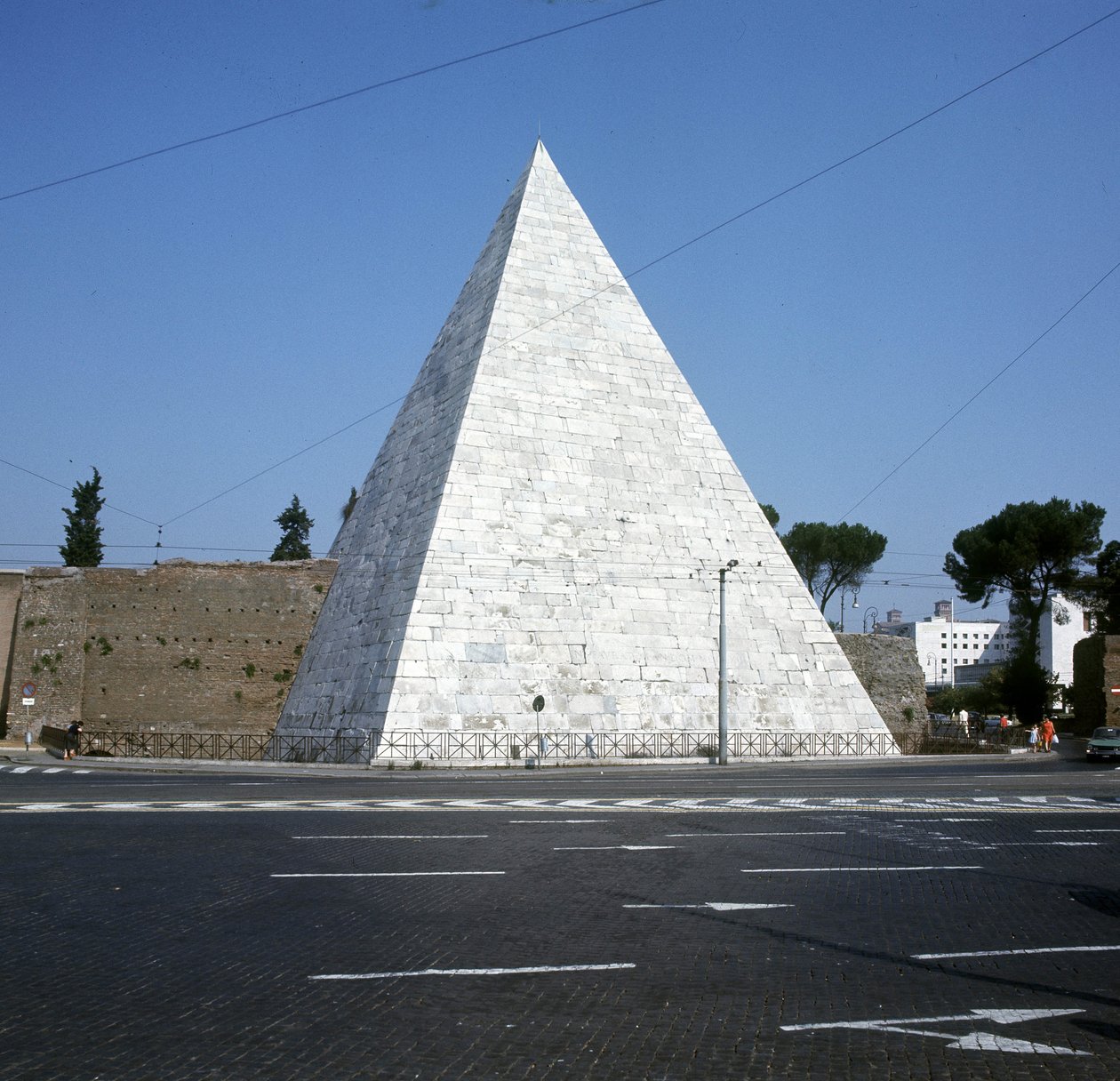 Pirâmide de Cestius, Roma de Roman