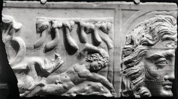 Relevo retratando Jonas e a baleia, da catacumba de St. Priscilla, Roma de Roman