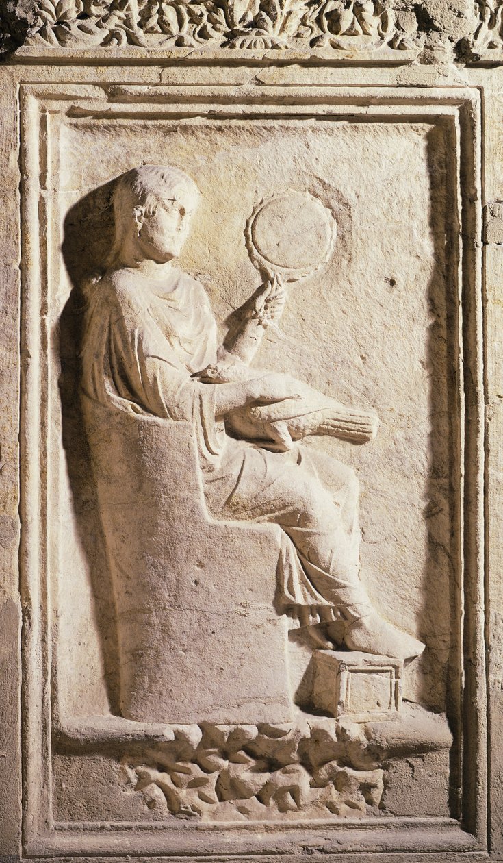 Alívio representando uma senhora romana com um espelho (pedra) de Roman