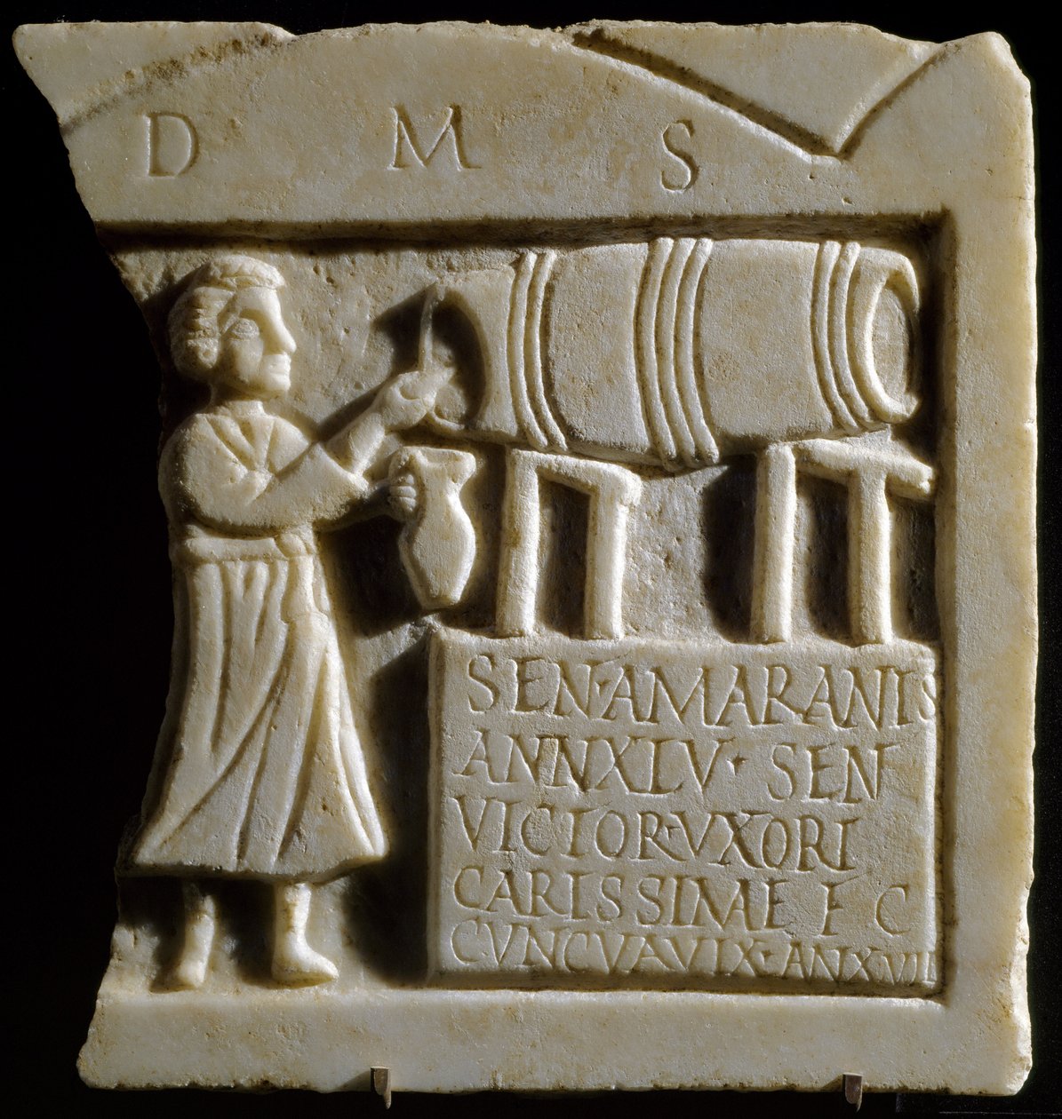 Relevo representando uma Cena de Taberna (mármore) de Roman