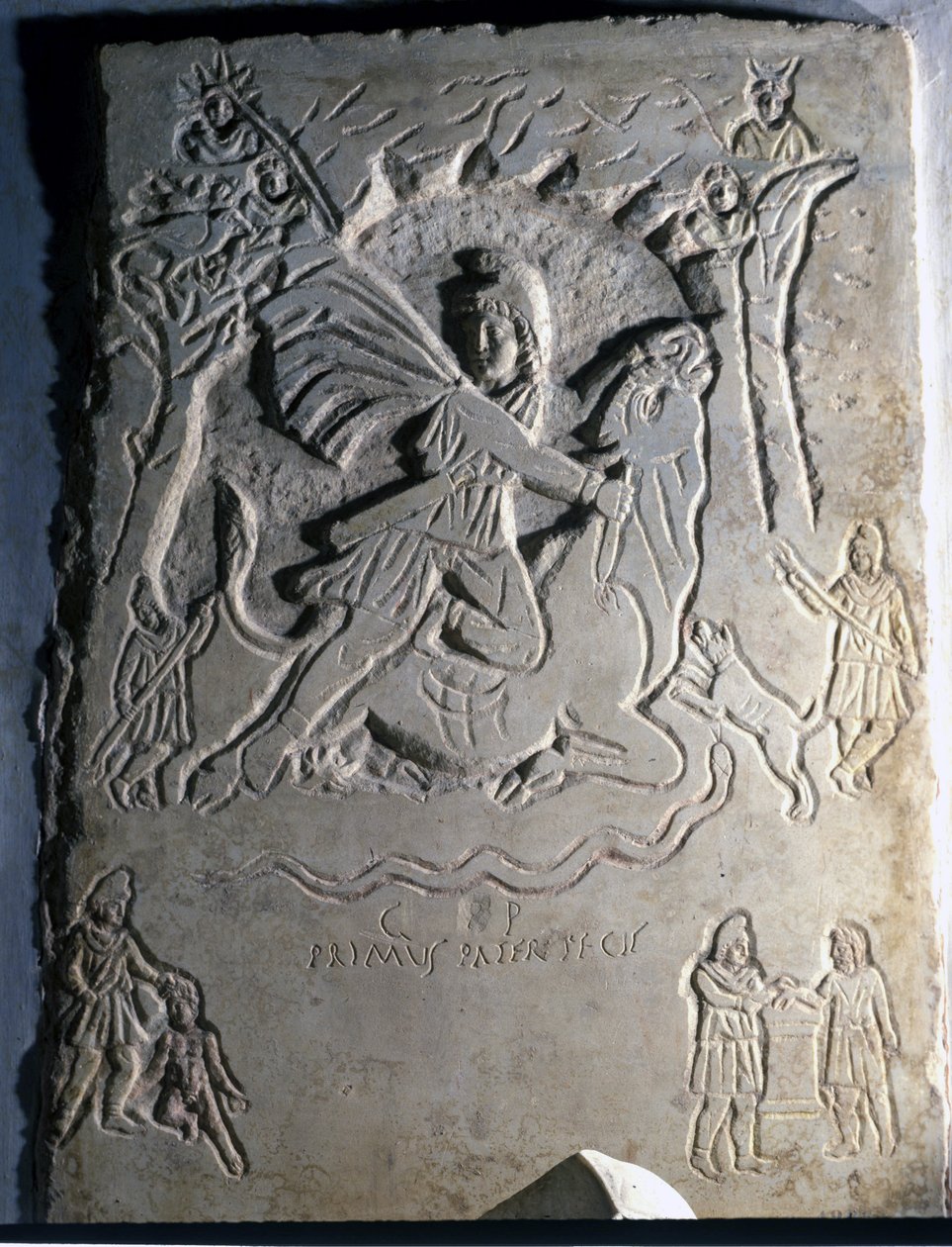 Alívio retratando a divindade iraniana Mithra (ou Mitra) abate o touro, um animal associado a ele. Século IV. Palazzo dei Conservatori, Roma. de Roman