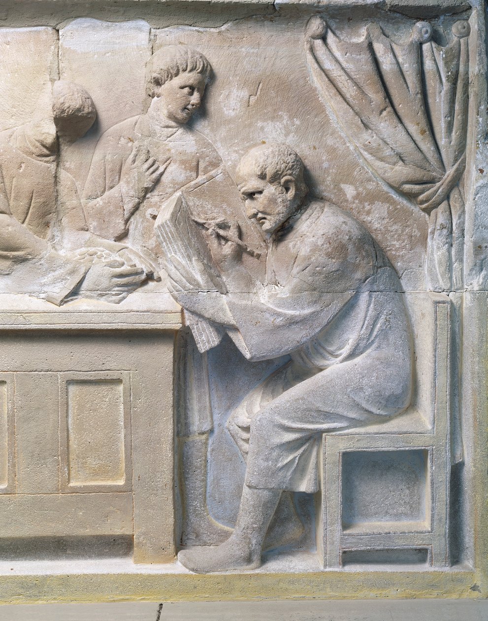 Alívio do mausoléu que representa o cobrador de impostos de Roman