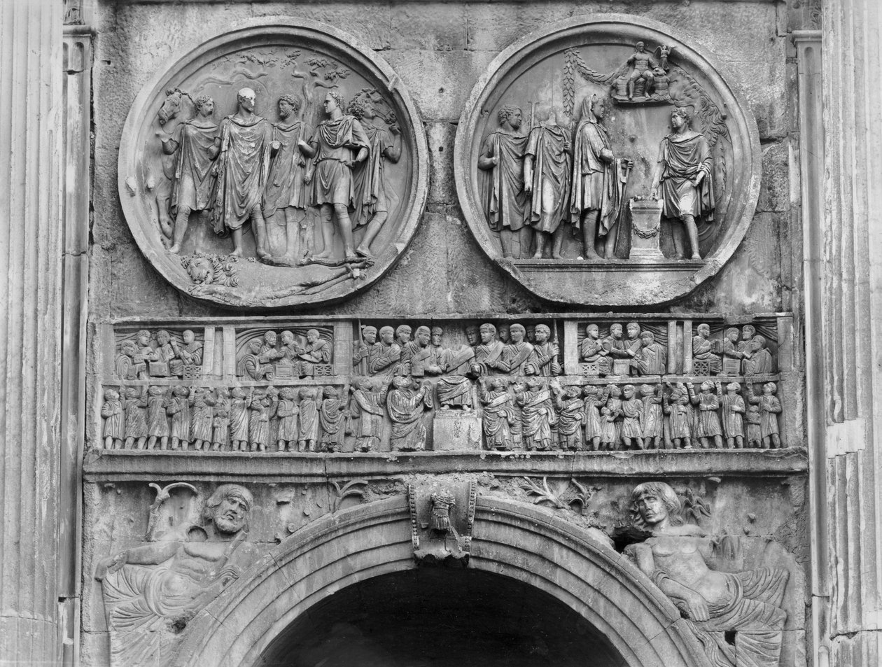 Escultura em relevo da face norte do Arco de Constantino, 315 d.C. (mármore) (foto a p/b) de Roman