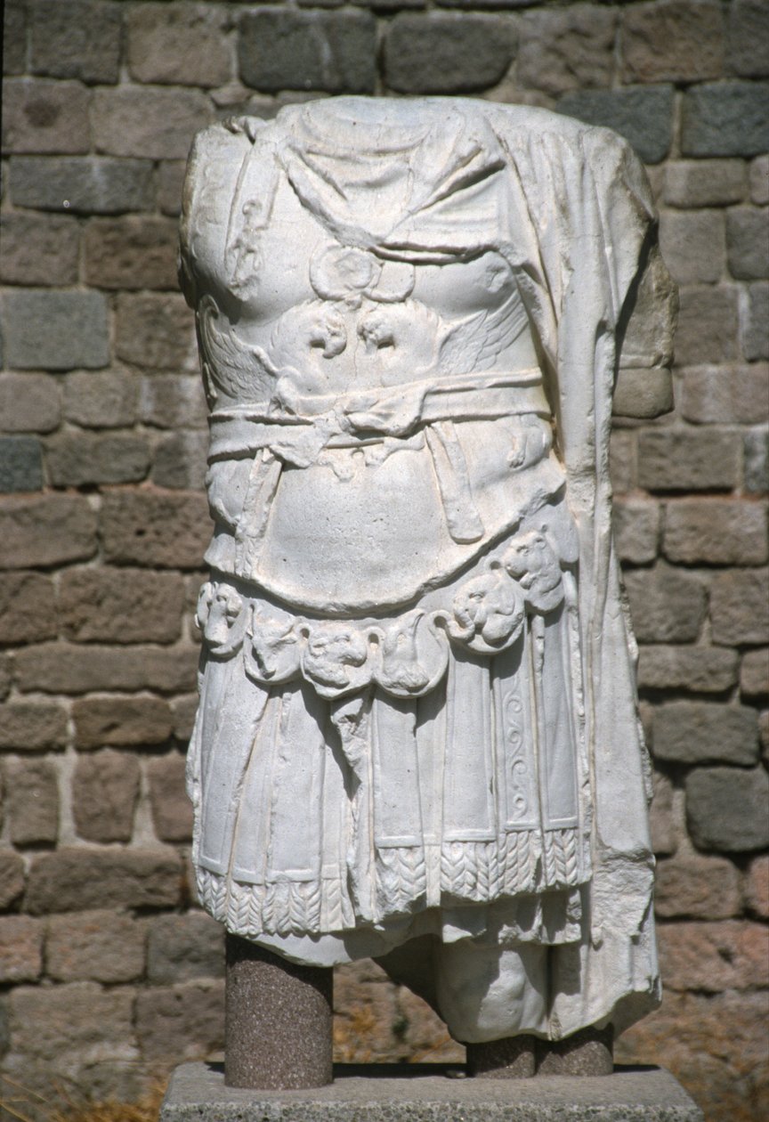 Restos de uma estátua do imperador Adriano de Roman