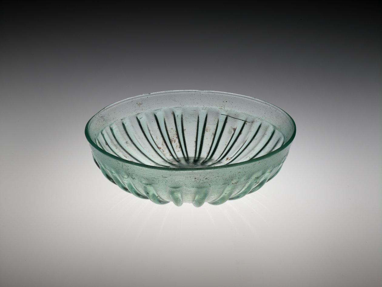 Tigela de vidro com nervuras, AD 100-200 (molde fundido e vidro cortado) de Roman