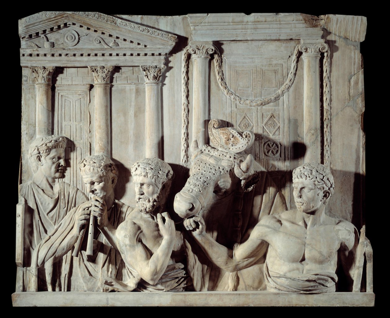 Arte Antiga Romana: Fragmento de um relevo arquitectónico: preparação de um sacrifício. Escultura em mármore, de Roma de Roman
