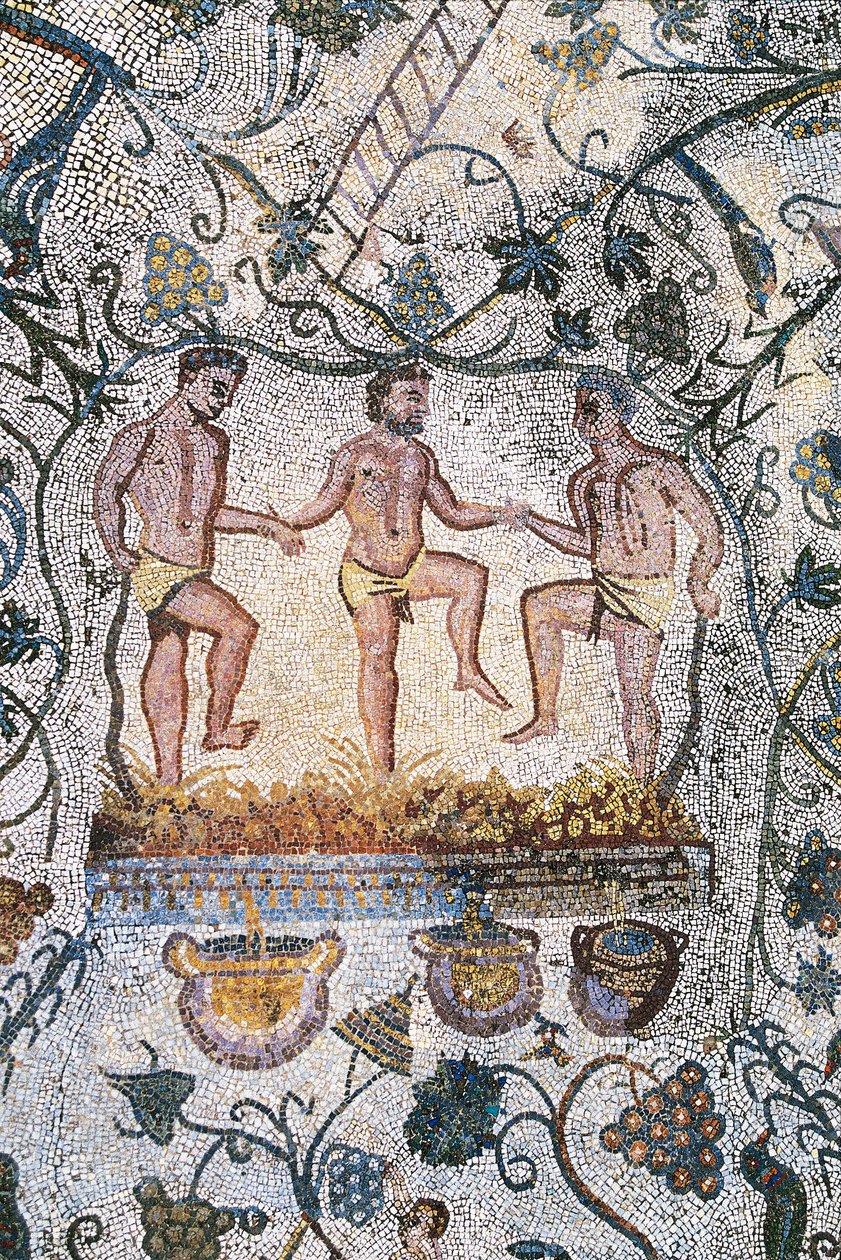 Arte Romana: Mosaico da Colheita. Detalhe representando três homens esmagando as uvas para obter o mout. Casa romana do anfiteatro. Ap. do século III. JC. Mérida Espanha - Arte romana: Mosaico da Colheita da Uva. Prensagem do vinho. Pormenor retratando trê de Roman