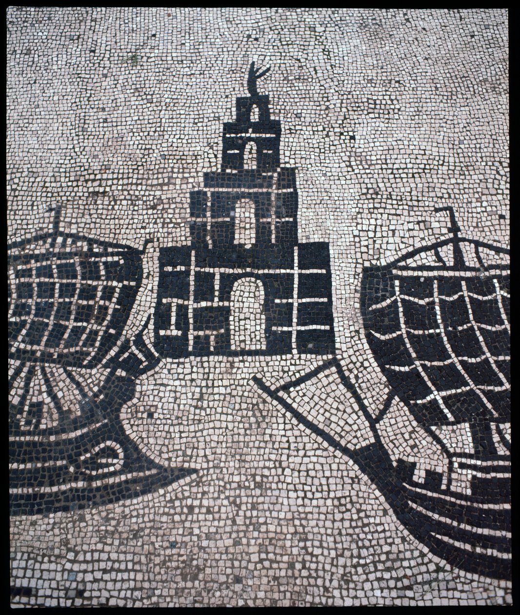 Arte Romana: "Farol e Navios" Mosaico da Corporation des gens de la mer, Place des Corporations de Roman