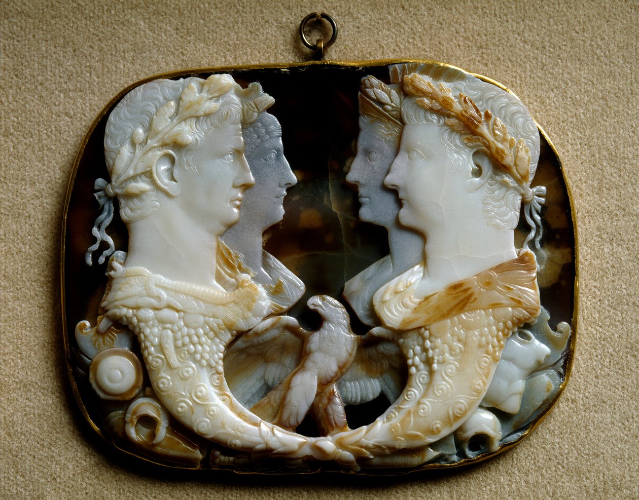 Arte Romana: Onyx camee (Gemma Claudia) decora representações do casal imperial Claude (Tiberius Claudius Drusus) (10 a.C.-54 d.C.) e sua esposa Agrippine the Young (15-59 d.C.) (Agrippina minor) (esquerda) e Caius Julius Caesar dit Germanicus (15 a.C.-19  de Roman