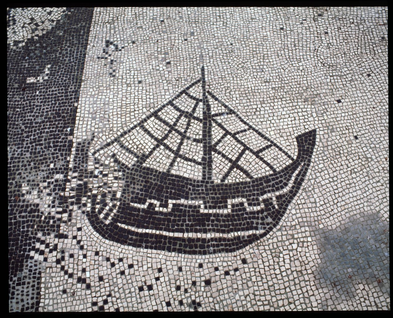 Arte Romana: Mosaico "Ship" da Corporation des gens de la mer, Place des Corporations de Roman