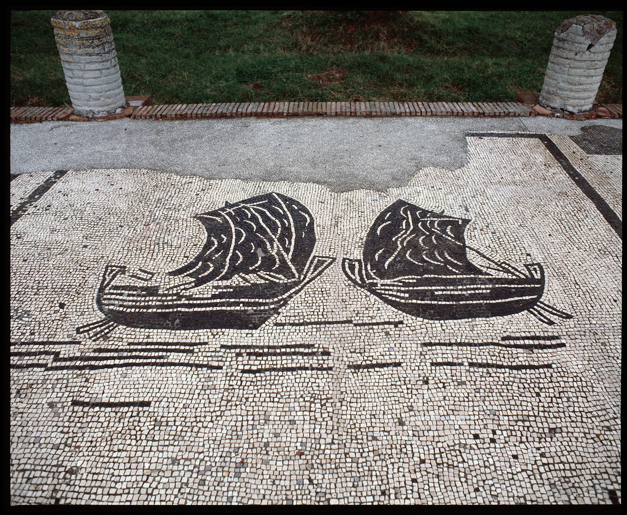 Arte Romana: Mosaico "Ships" da Corporation des gens de la mer, Place des Corporations de Roman