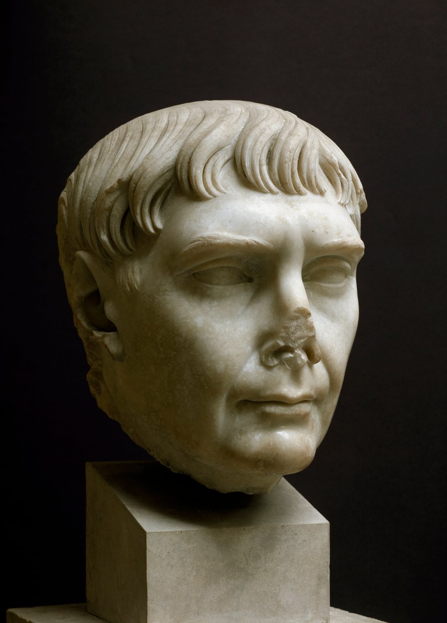 Arte Romana: museu "cabeça de mármore do imperador Trajano (Marcus Ulpius Traianus) (53-117 d.C.)" de Ostia, Itália - Retrato do imperador Trajano (Marcus Ulpius Traianus) (53-117 d.C.) - escultura em mármore romano, era imperial, século II d.C. - Museu Ar de Roman