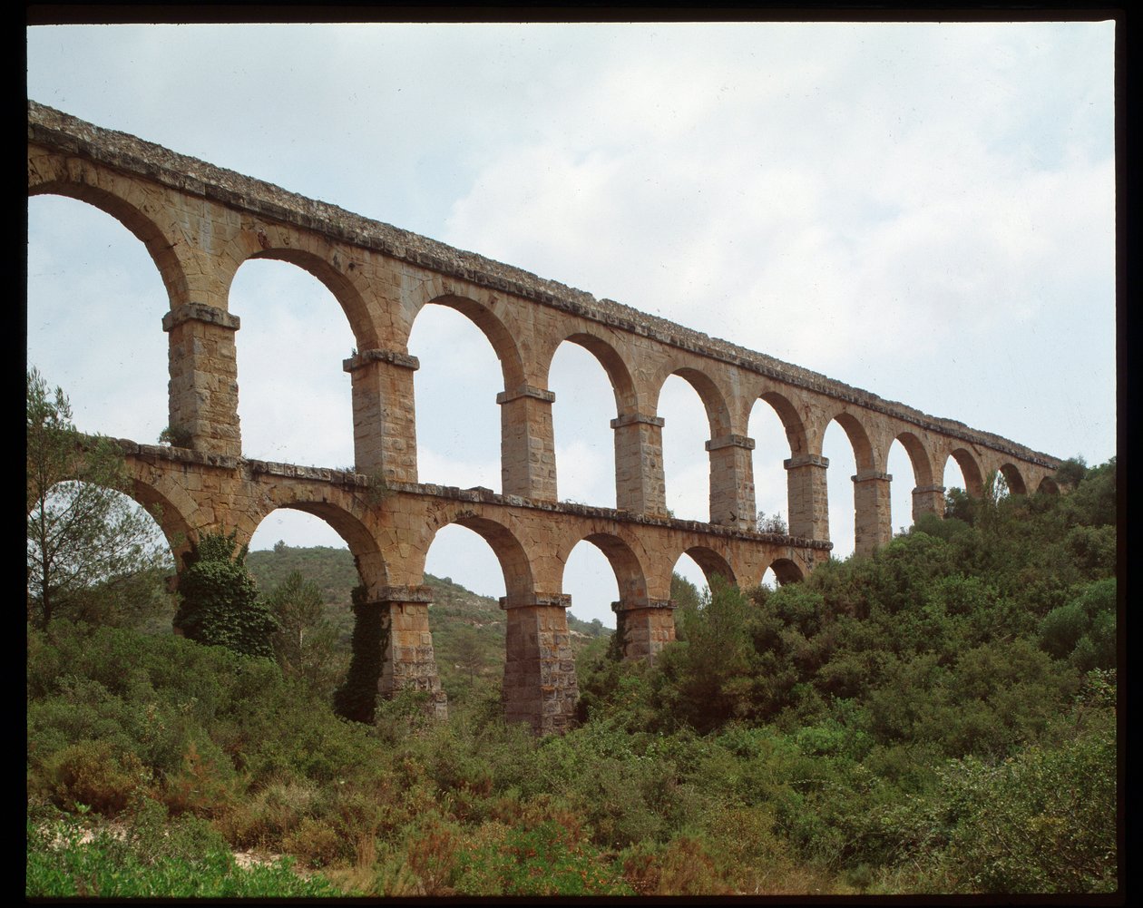Arte Romana: vista do Aqueduto de Tarragona (Aqueduto das Ferreres ou Pont du Diable) século I, Espanha (Arte Romana: vista do Aqueduto romano Pont de les Ferreres (Pont del Diable) Tarragona, Espanha) de Roman