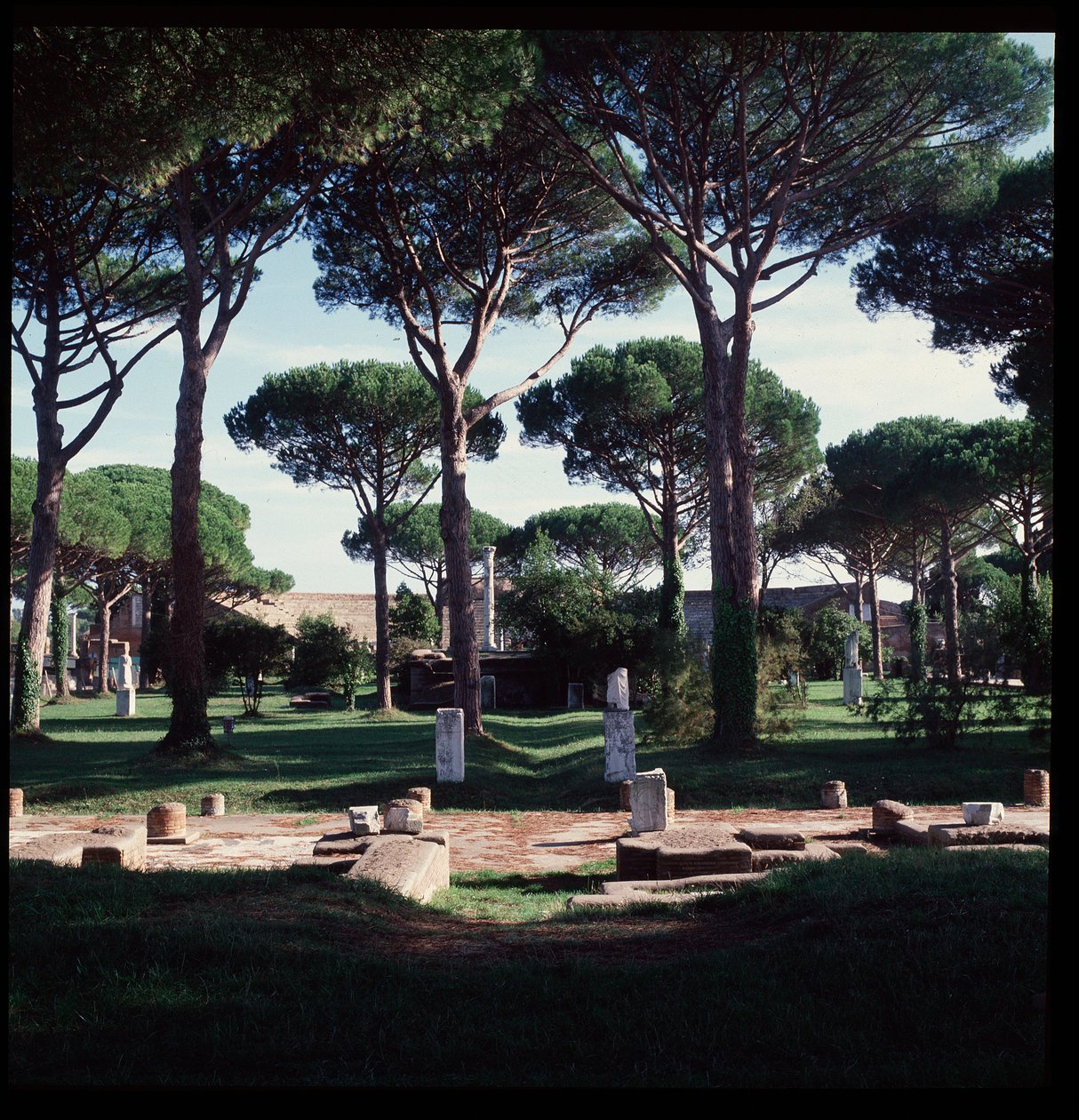 Arte Romana: vista das ruínas do sítio arqueológico de Ostia (Praça das Marcas) de Roman