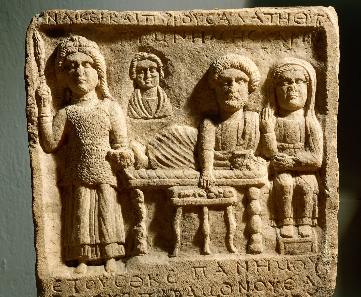 Bas-relevo romano que representa uma festa funerária da antiga cidade de Trimontium, hoje Plovdiv, Bulgária de Roman