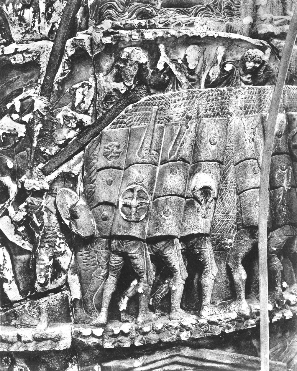 Soldados romanos usando o método testudo durante um ataque, detalhe da coluna de Marcus Aurelius, AD 180-196 (mármore) (foto a p/b) de Roman