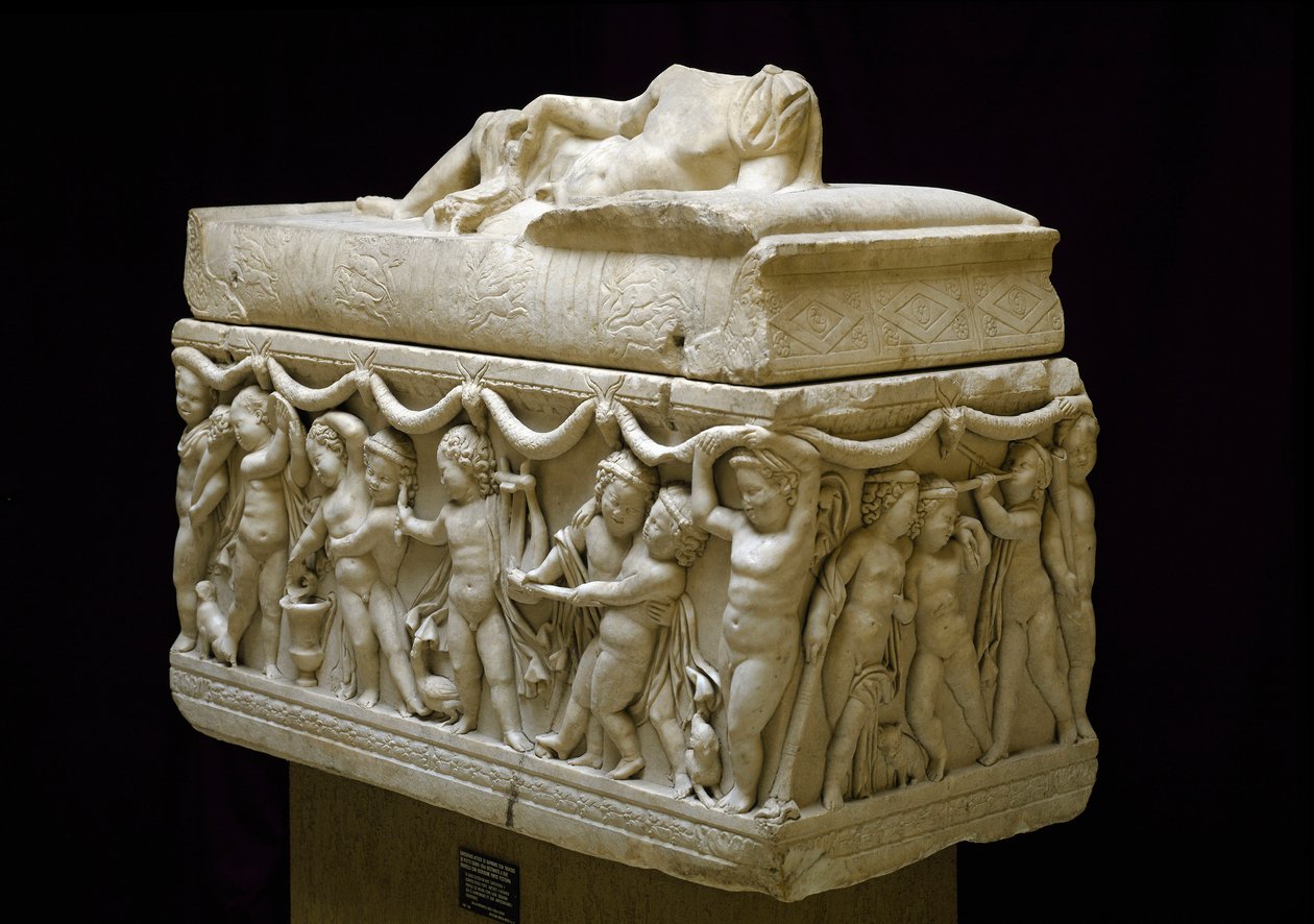 Antiquito romano: o sarcófago de mármore decora nas laterais relevos de figuras infantis (cupido). Da necrópole de Isola sacra em Óstia. 120-140 D.C. Dim. 124 cm Museo Ostiense, Óstia de Roman