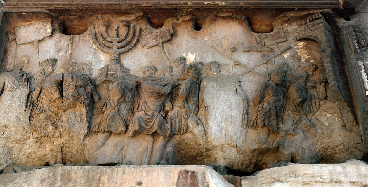 Arte romana: "Cortejo triunfal da arca da aliança com o Menorah ou Menora (candelabro com 7 ramos)". Alívio do século I. Arco de Tito, Foro Romano (fórum romano), Roma de Roman