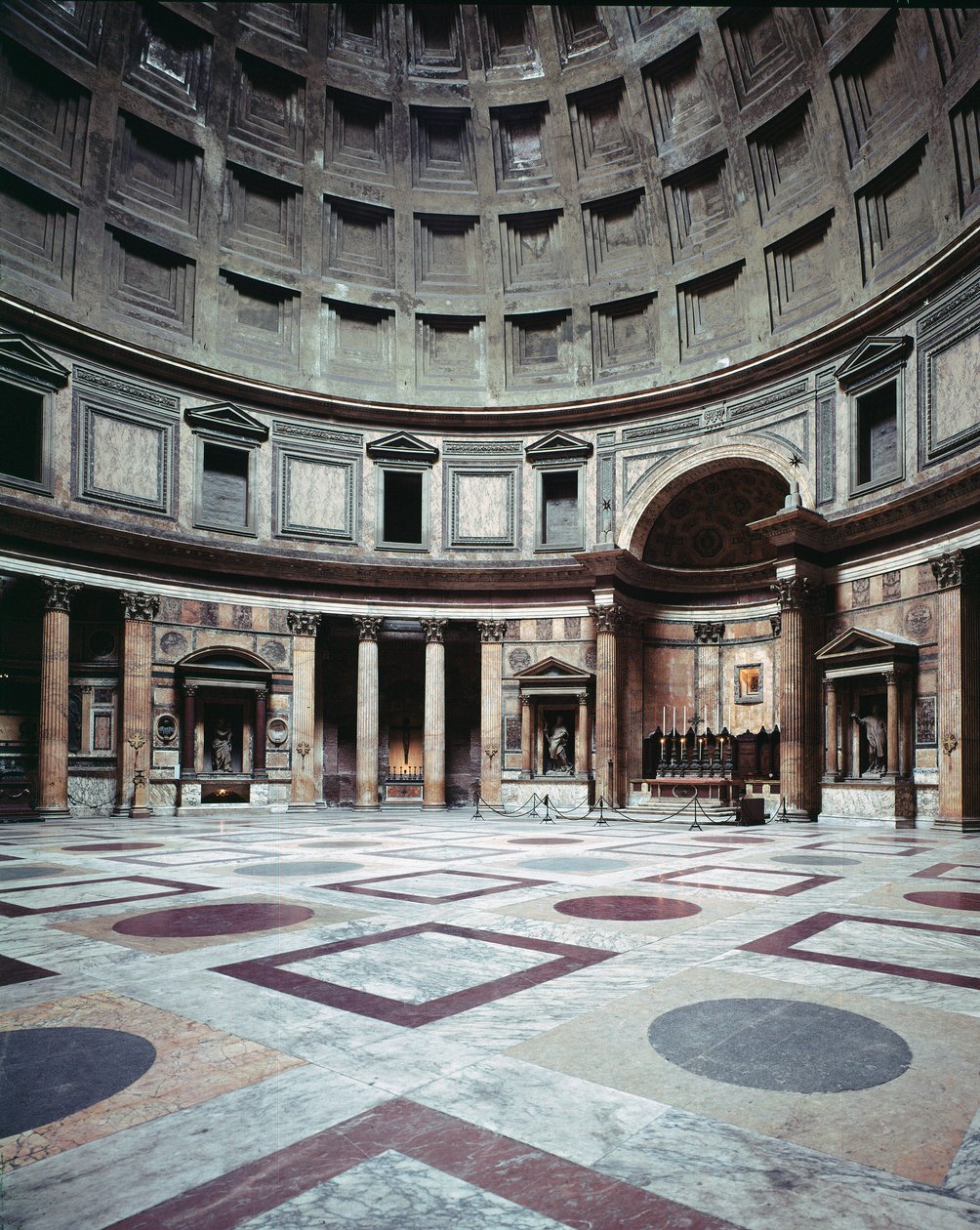 Arte romana. Vista do interior do Panteão, construído na época de Marcus Vipsanius Agrippa de Roman