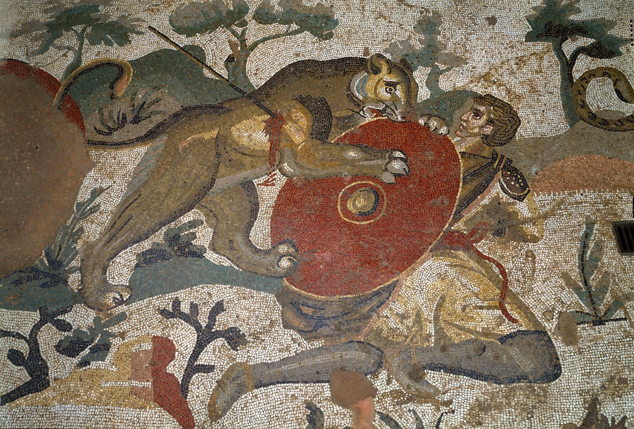 Arte romana: um caçador atacado por uma leoa se protege com seu escudo. Detalhe do mosaico de "A grande parte da caça" 315-350 DC. Piazza Armerina, Villa Romana del Casale de Roman