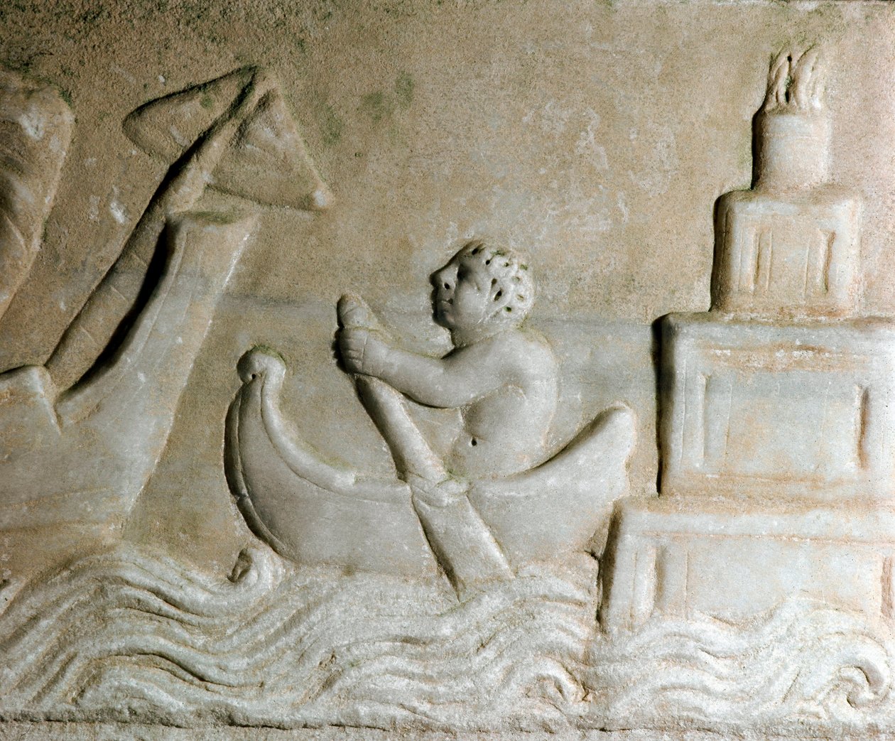 Arte romana: "um marinheiro guiando um navio no porto de Ostia (Ostia), o farol da cidade é visível" Detalhe de um relevo do século I dC. Óstia, Museo Ostiense de Roman