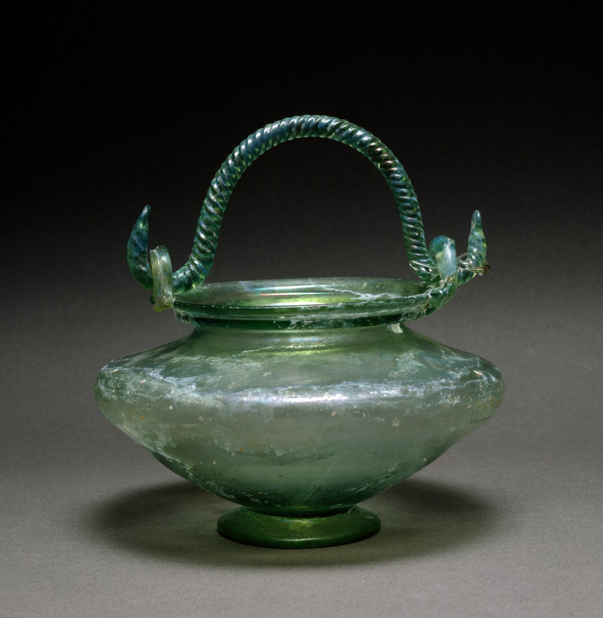 Arte romana: vaso bicónico. Século I d.C. De La Antigua Diam. 12 cm Museo Nacional de Arte Romano Merida, Espanha de Roman